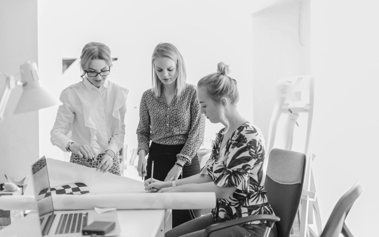 Группа студентов изучает немецкий язык в классе